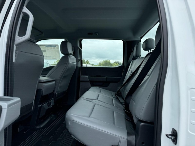 Ford Super Duty F-250 SRW Vehicle Full-screen Gallery Image 12