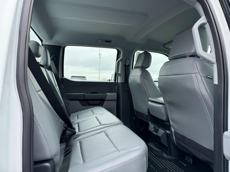 Ford Super Duty F-250 SRW Vehicle Full-screen Gallery Image 13