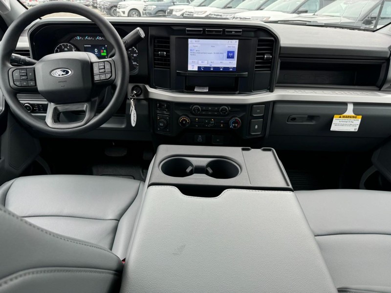 Ford Super Duty F-250 SRW Vehicle Full-screen Gallery Image 14