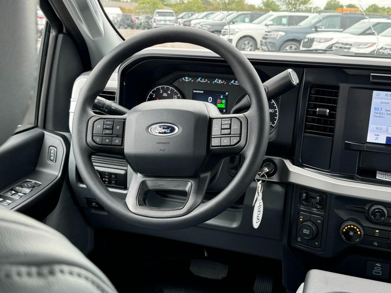 Ford Super Duty F-250 SRW Vehicle Full-screen Gallery Image 15