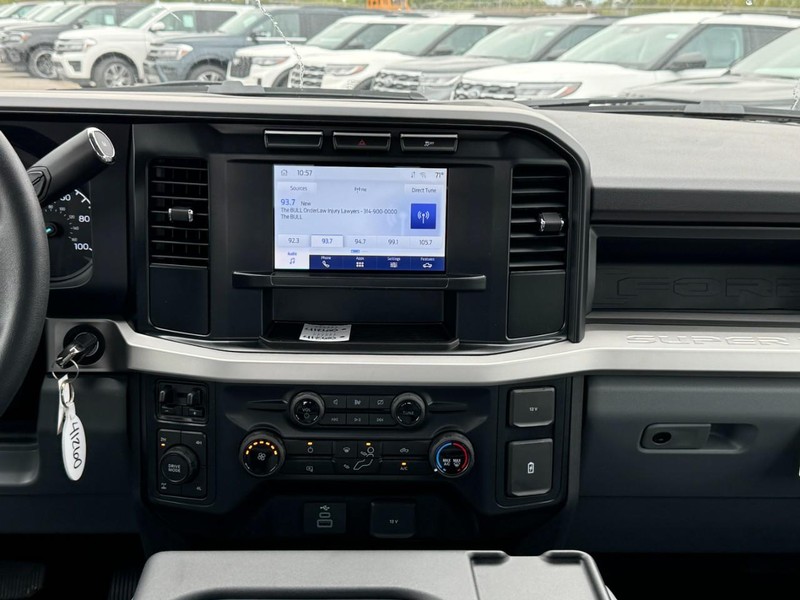 Ford Super Duty F-250 SRW Vehicle Full-screen Gallery Image 16