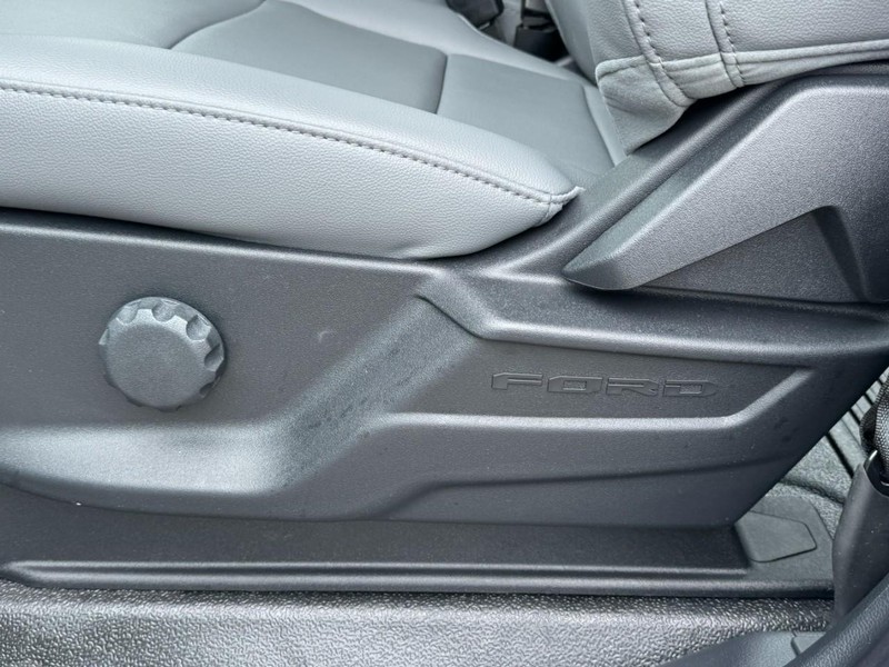 Ford Super Duty F-250 SRW Vehicle Full-screen Gallery Image 17