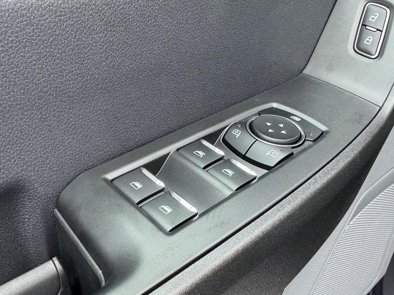 Ford Super Duty F-250 SRW Vehicle Full-screen Gallery Image 18