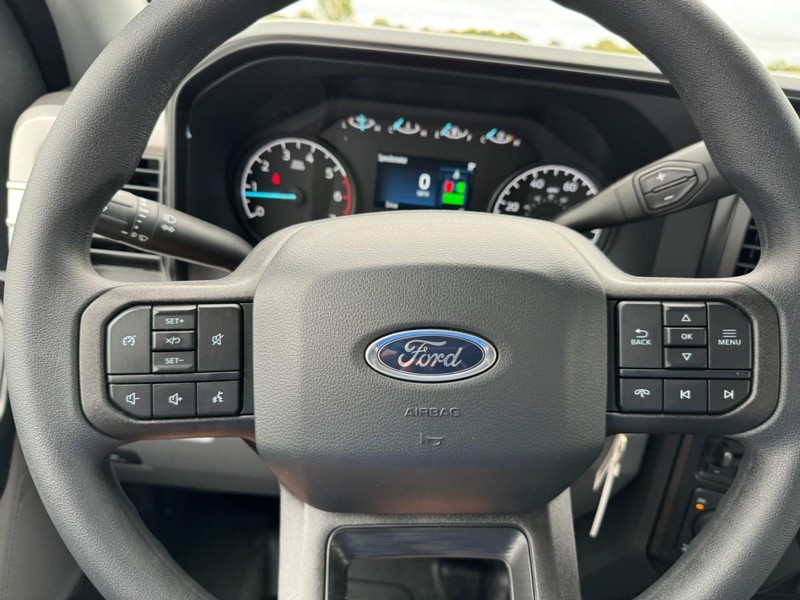 Ford Super Duty F-250 SRW Vehicle Full-screen Gallery Image 19