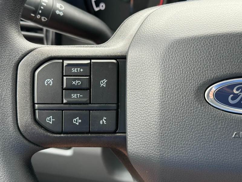 Ford Super Duty F-250 SRW Vehicle Full-screen Gallery Image 20