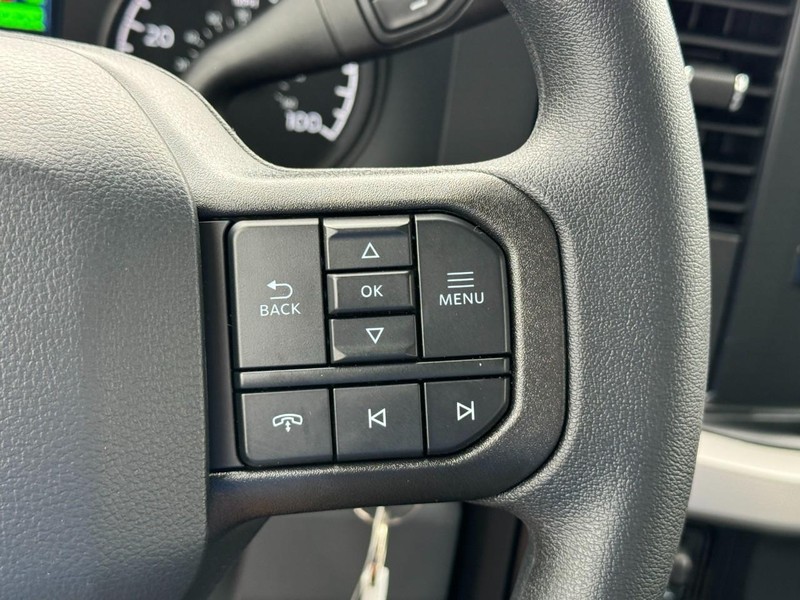 Ford Super Duty F-250 SRW Vehicle Full-screen Gallery Image 21