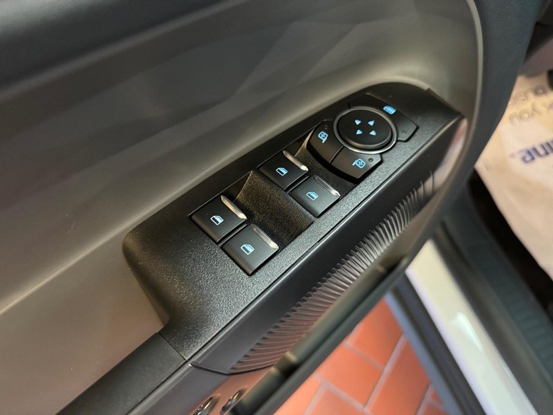 Ford Maverick Vehicle Full-screen Gallery Image 18