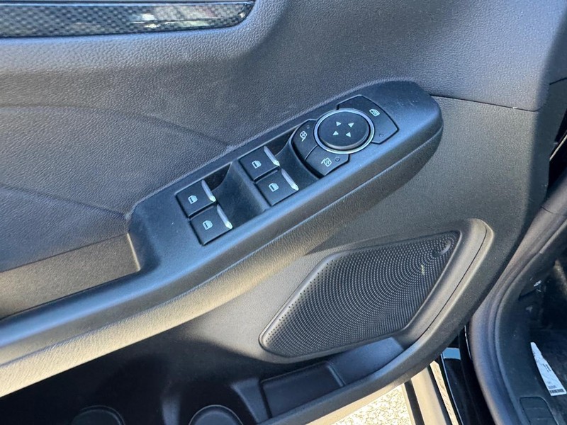 Ford Escape Vehicle Full-screen Gallery Image 19