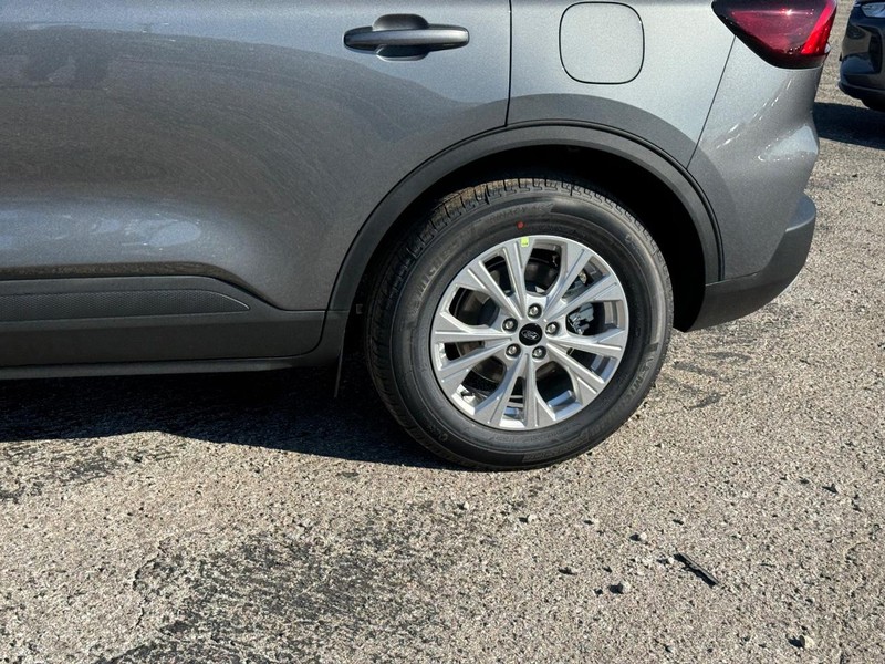Ford Escape Vehicle Full-screen Gallery Image 11