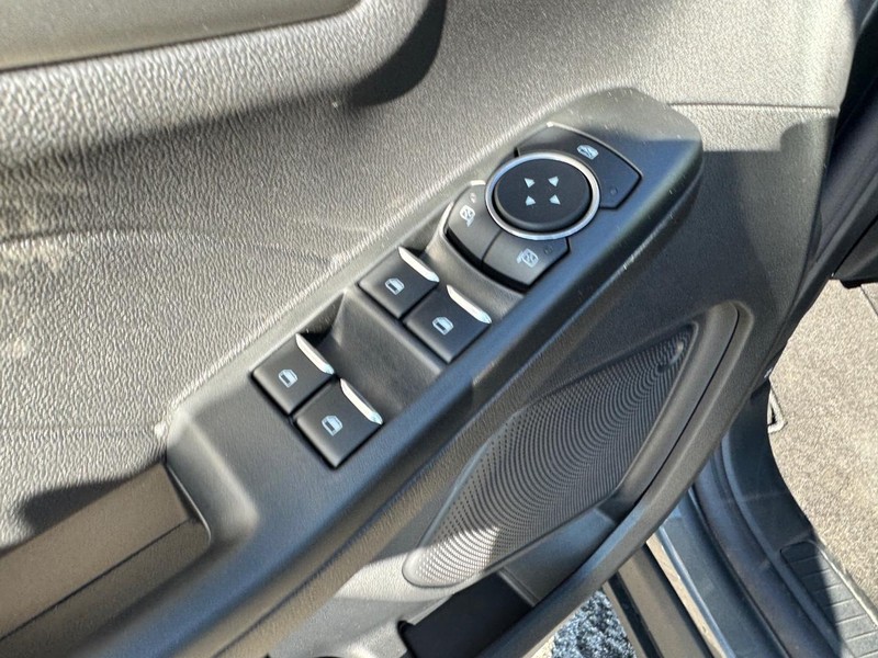Ford Escape Vehicle Full-screen Gallery Image 18