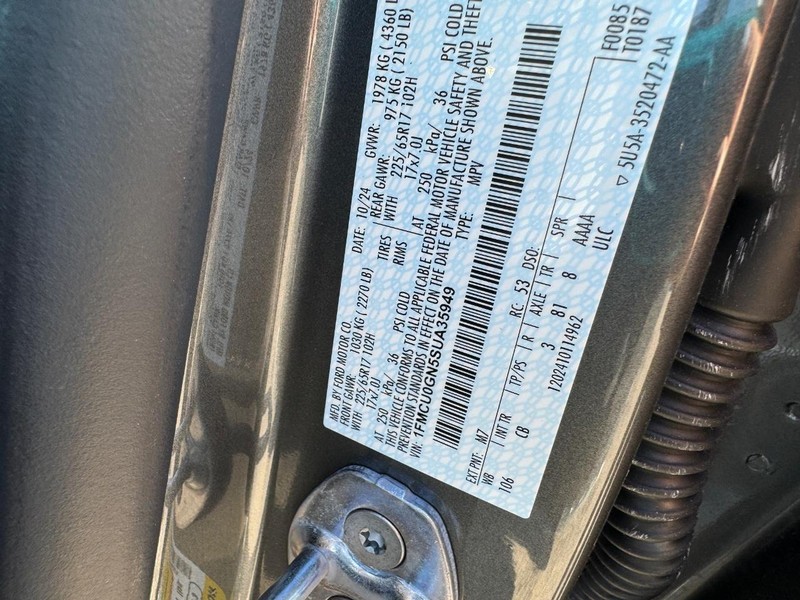 Ford Escape Vehicle Full-screen Gallery Image 24