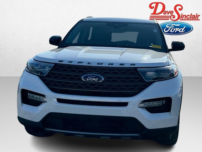 Ford Explorer Vehicle Full-screen Gallery Image 02