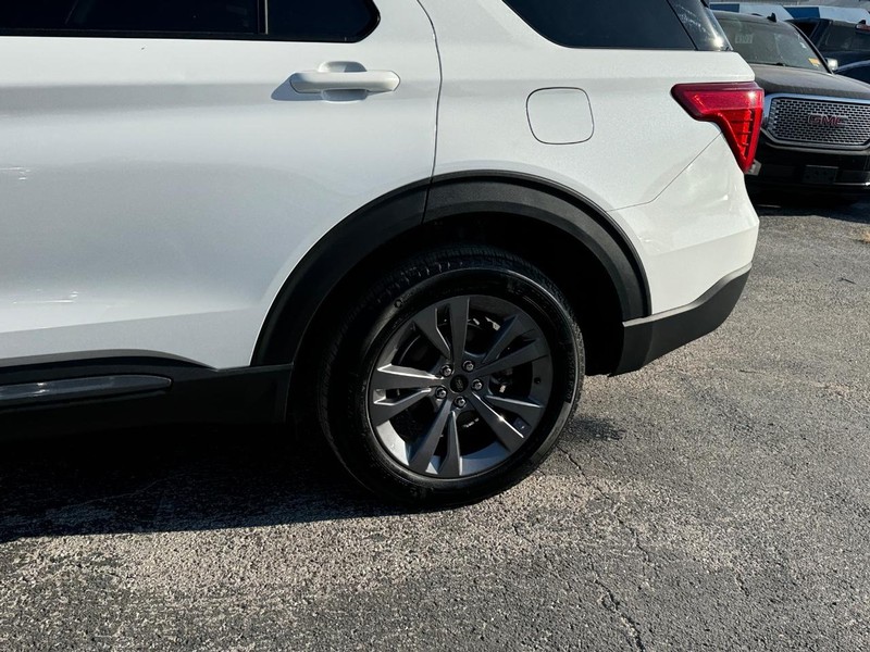 Ford Explorer Vehicle Full-screen Gallery Image 11