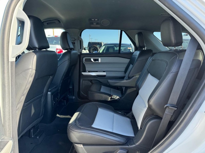 Ford Explorer Vehicle Full-screen Gallery Image 12