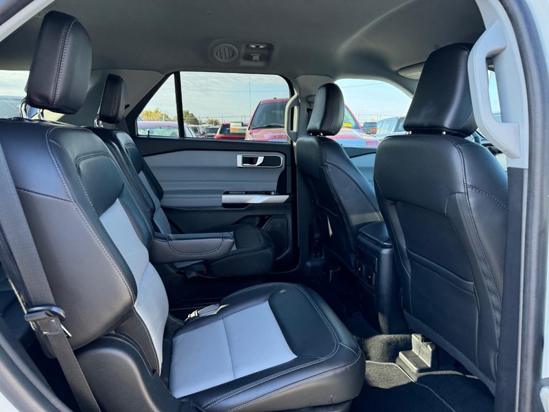 Ford Explorer Vehicle Full-screen Gallery Image 14