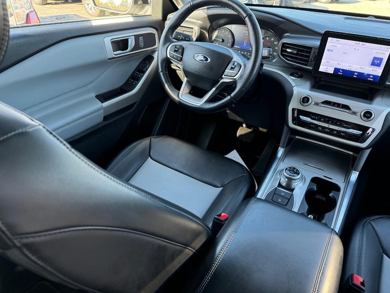 Ford Explorer Vehicle Full-screen Gallery Image 15
