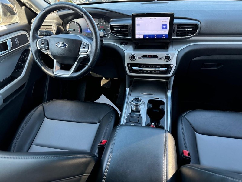 Ford Explorer Vehicle Full-screen Gallery Image 16