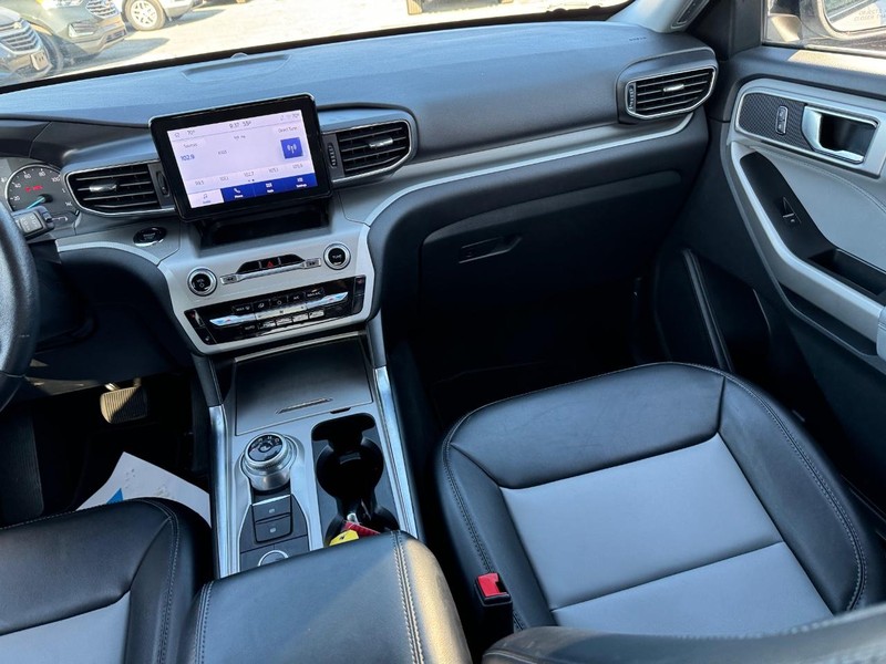 Ford Explorer Vehicle Full-screen Gallery Image 17