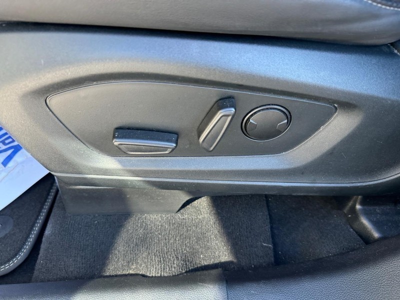 Ford Explorer Vehicle Full-screen Gallery Image 18