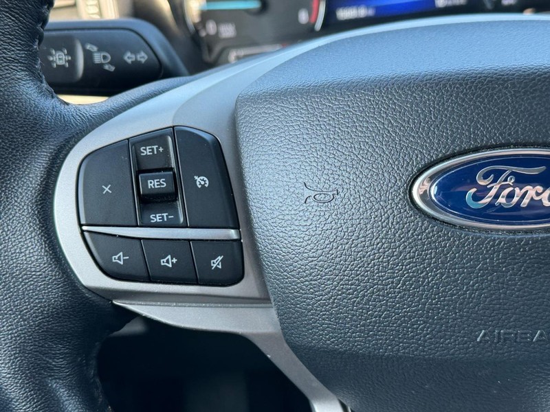 Ford Explorer Vehicle Full-screen Gallery Image 21