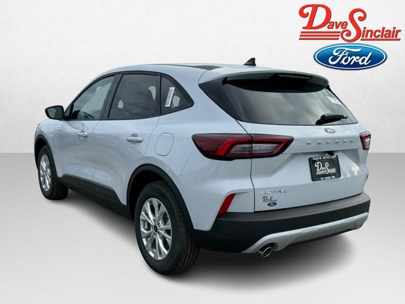 Ford Escape Vehicle Full-screen Gallery Image 09