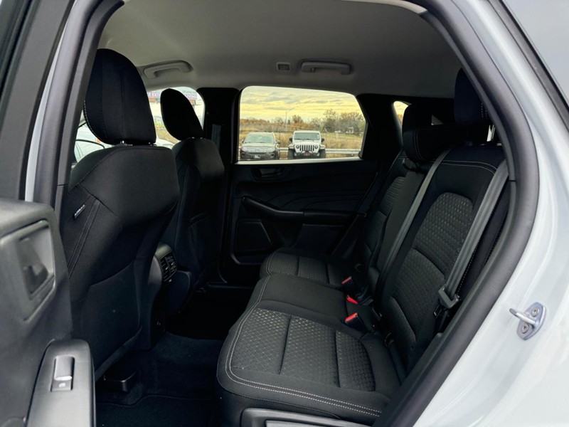 Ford Escape Vehicle Full-screen Gallery Image 12