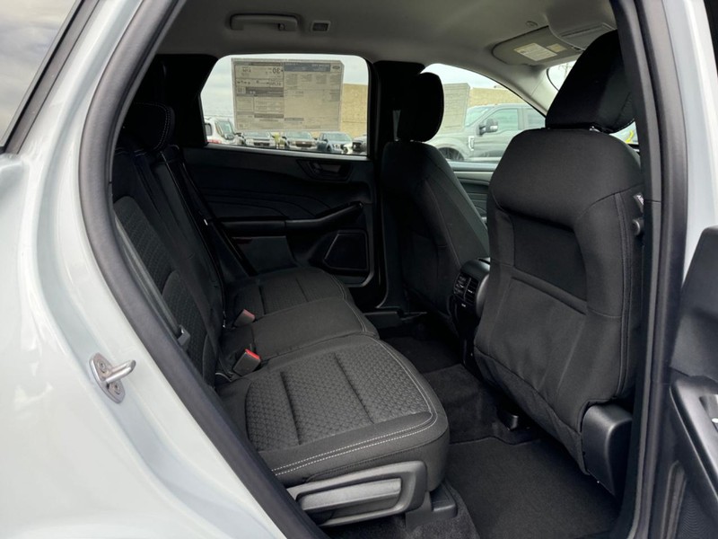 Ford Escape Vehicle Full-screen Gallery Image 13