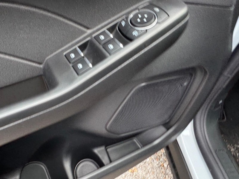 Ford Escape Vehicle Full-screen Gallery Image 18