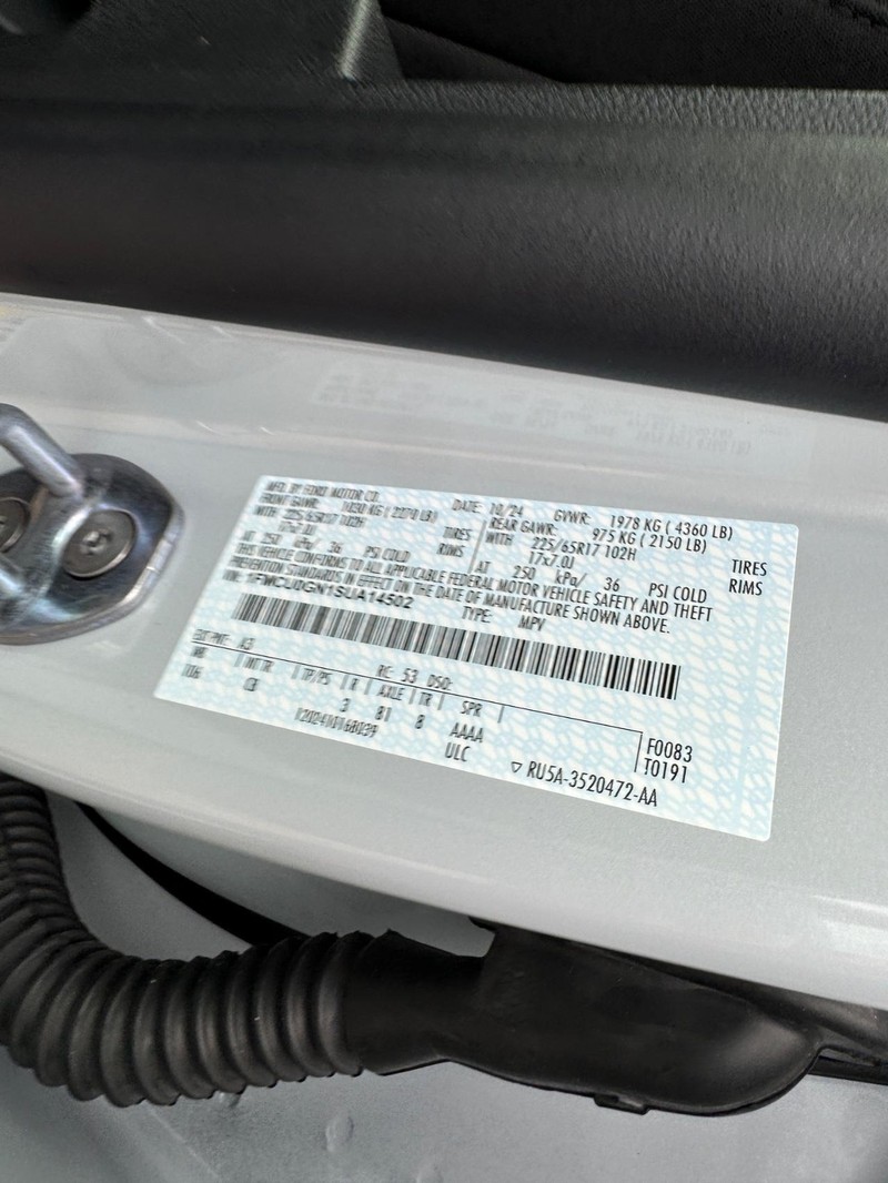 Ford Escape Vehicle Full-screen Gallery Image 24