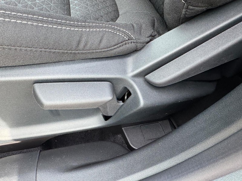 Ford Escape Vehicle Full-screen Gallery Image 18