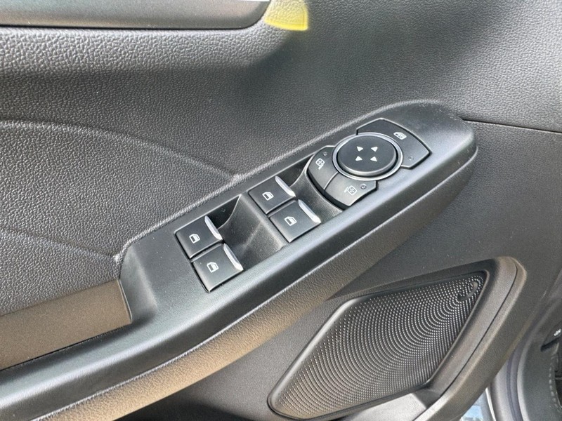 Ford Escape Vehicle Full-screen Gallery Image 19