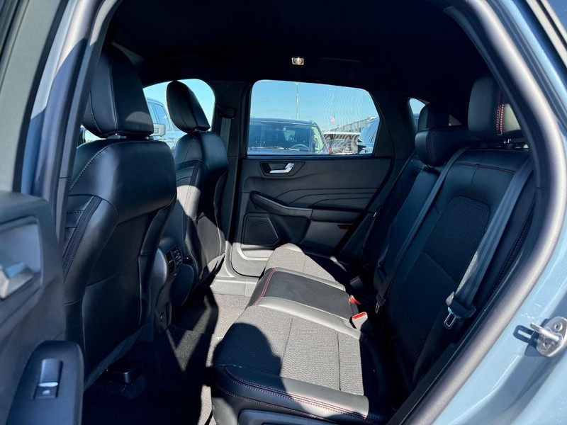 Ford Escape Vehicle Full-screen Gallery Image 12