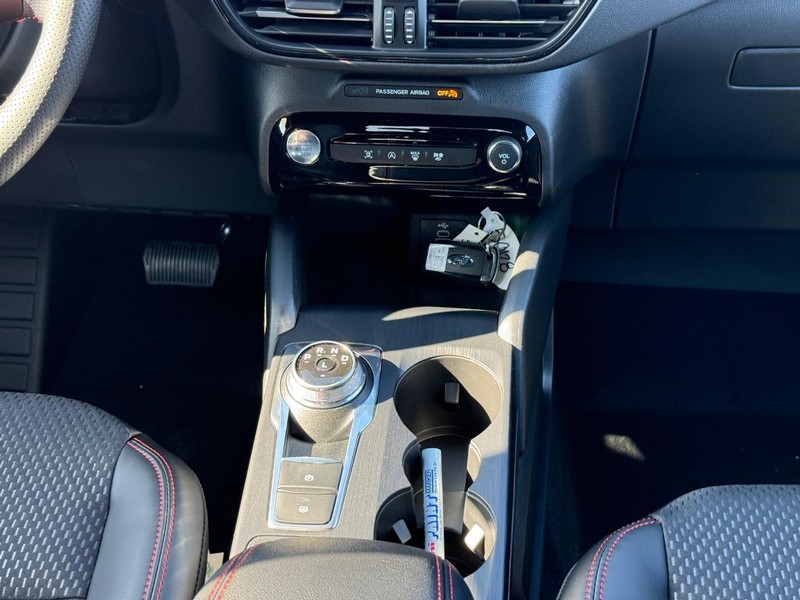 Ford Escape Vehicle Full-screen Gallery Image 16