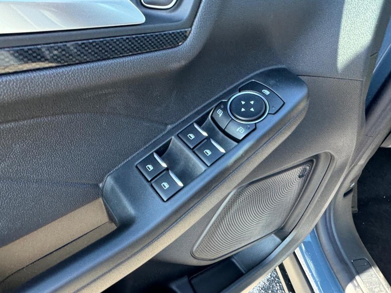 Ford Escape Vehicle Full-screen Gallery Image 18