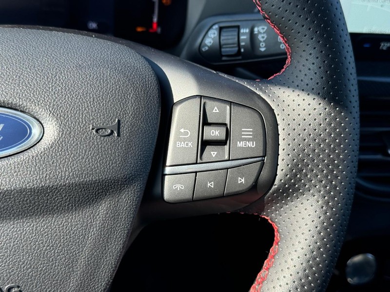 Ford Escape Vehicle Full-screen Gallery Image 21