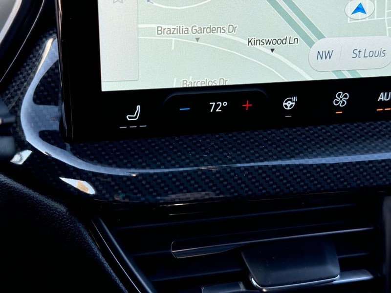 Ford Escape Vehicle Full-screen Gallery Image 23