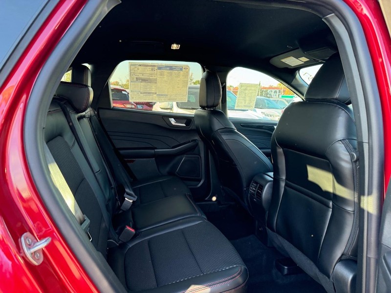 Ford Escape Vehicle Full-screen Gallery Image 13