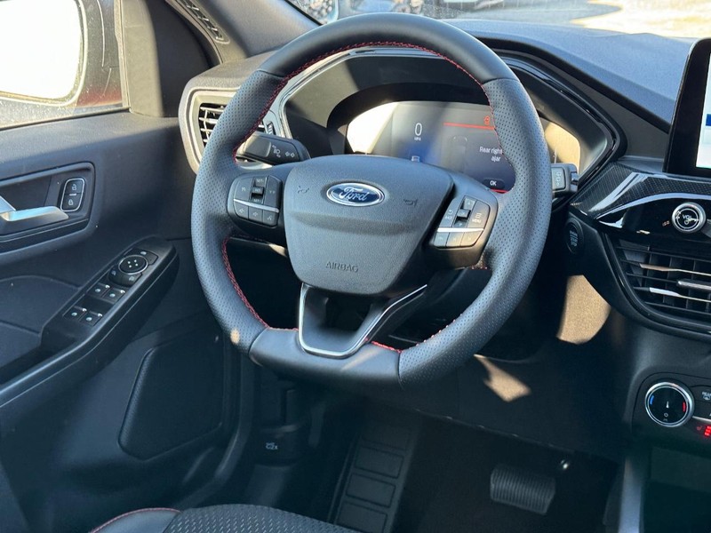 Ford Escape Vehicle Full-screen Gallery Image 15
