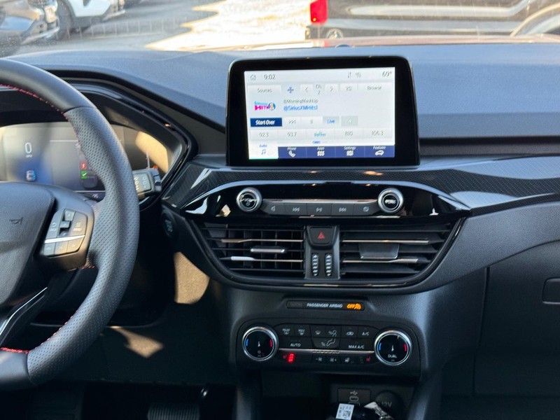 Ford Escape Vehicle Full-screen Gallery Image 16