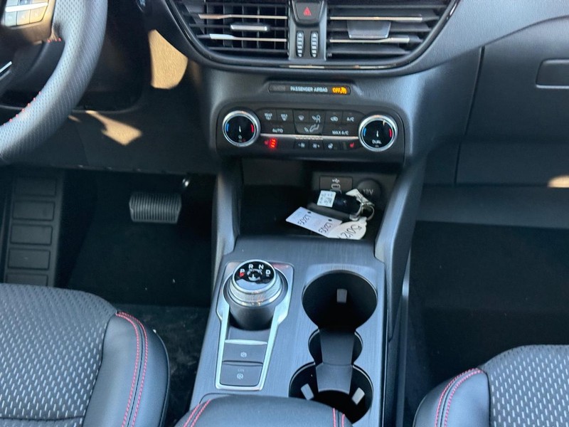 Ford Escape Vehicle Full-screen Gallery Image 17
