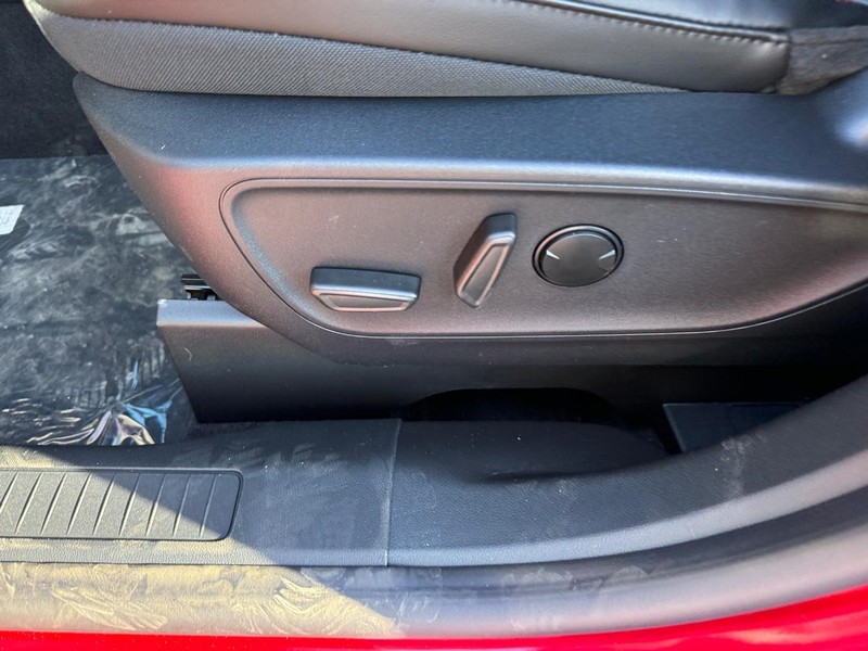 Ford Escape Vehicle Full-screen Gallery Image 18