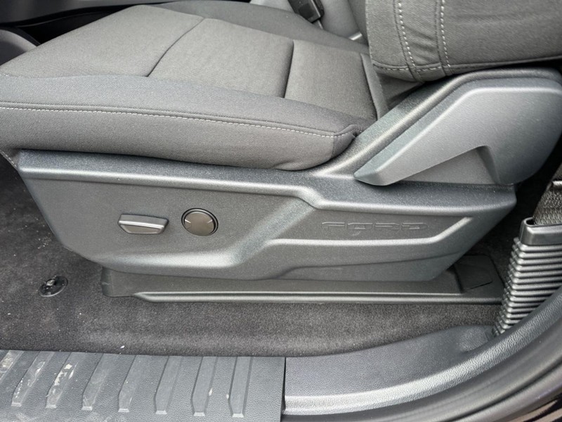Ford F-150 Vehicle Full-screen Gallery Image 18
