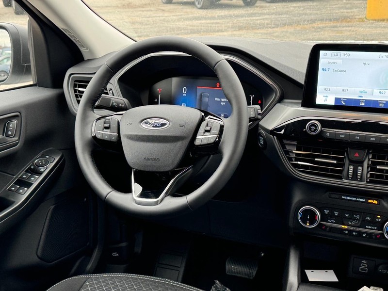 Ford Escape Vehicle Full-screen Gallery Image 15
