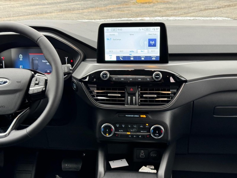 Ford Escape Vehicle Full-screen Gallery Image 16