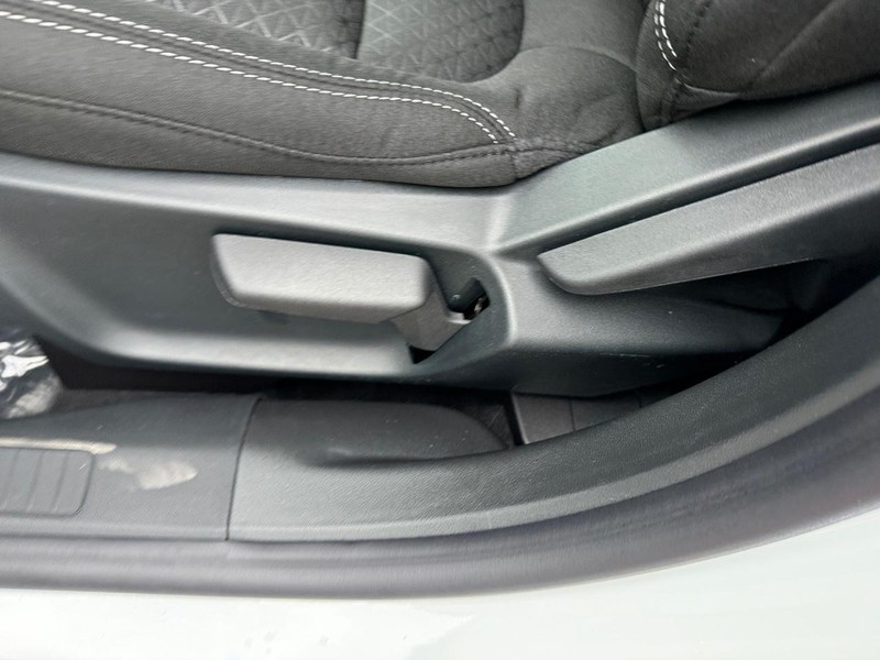 Ford Escape Vehicle Full-screen Gallery Image 18
