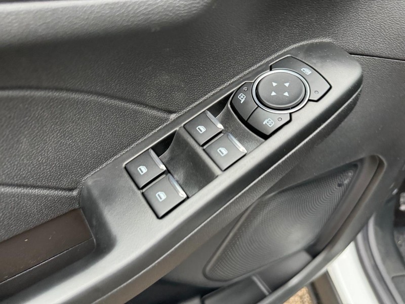 Ford Escape Vehicle Full-screen Gallery Image 19