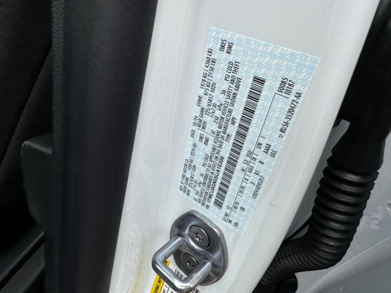 Ford Escape Vehicle Full-screen Gallery Image 25