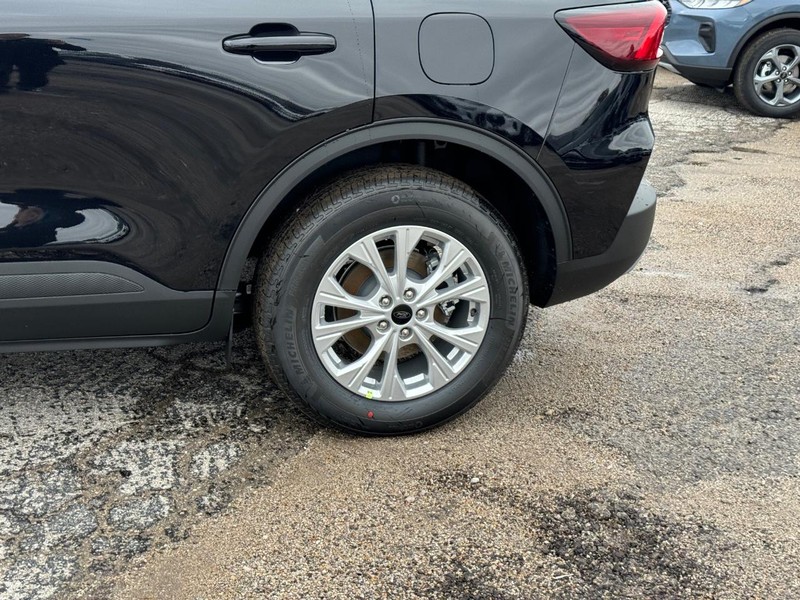 Ford Escape Vehicle Full-screen Gallery Image 11