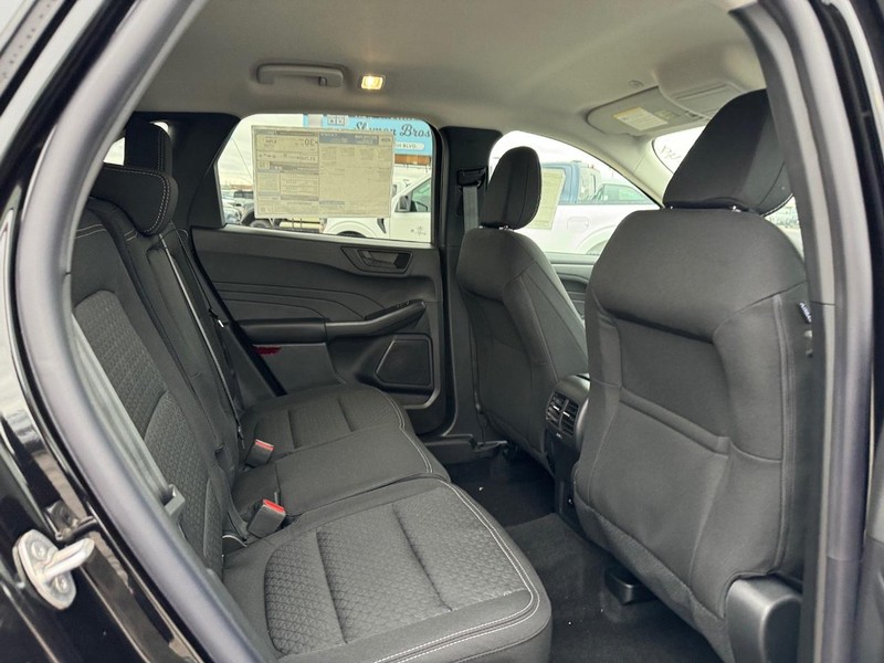 Ford Escape Vehicle Full-screen Gallery Image 13