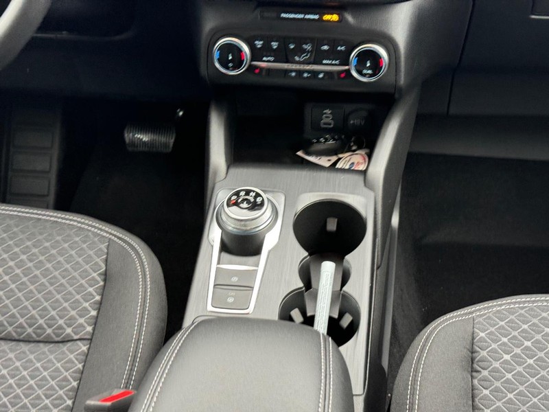 Ford Escape Vehicle Full-screen Gallery Image 17